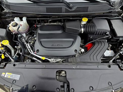 Certified 2024 Chrysler Pacifica Touring-L image 30