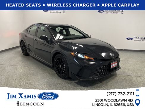 Used 2025 Toyota Camry SE image 1