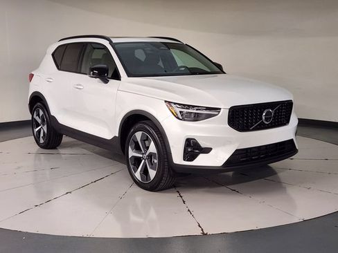 Certified 2026 Volvo XC40 B5 Plus AWD/4WD image 7