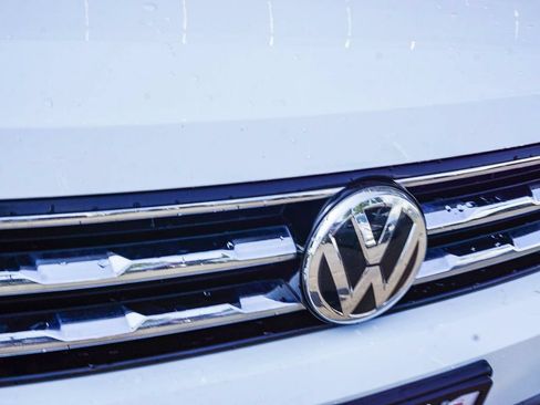 Used 2018 Volkswagen Tiguan SE w/ Panoramic Sunroof Package AWD/4WD image 12