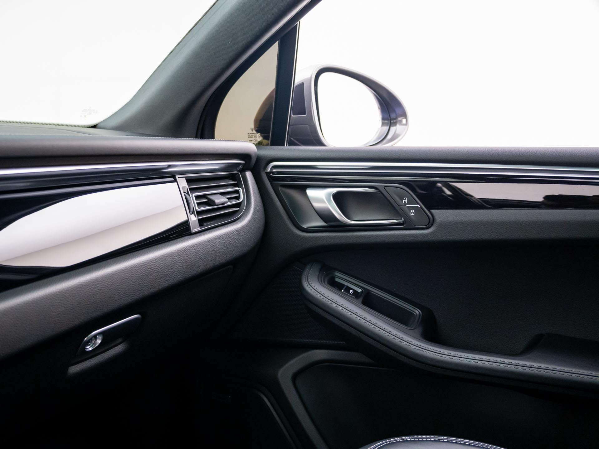 Certified 2024 Porsche Macan Turbo AWD/4WD image 28