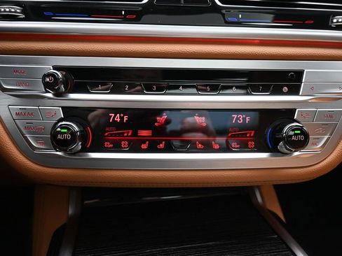 Used 2022 BMW 750i xDrive w/ Luxury Rear Seating Package image 17