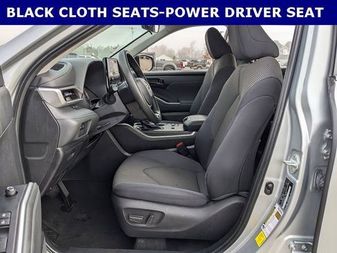 Used 2023 Toyota Highlander L image 3