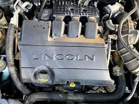 Used 2009 Lincoln MKS image 31