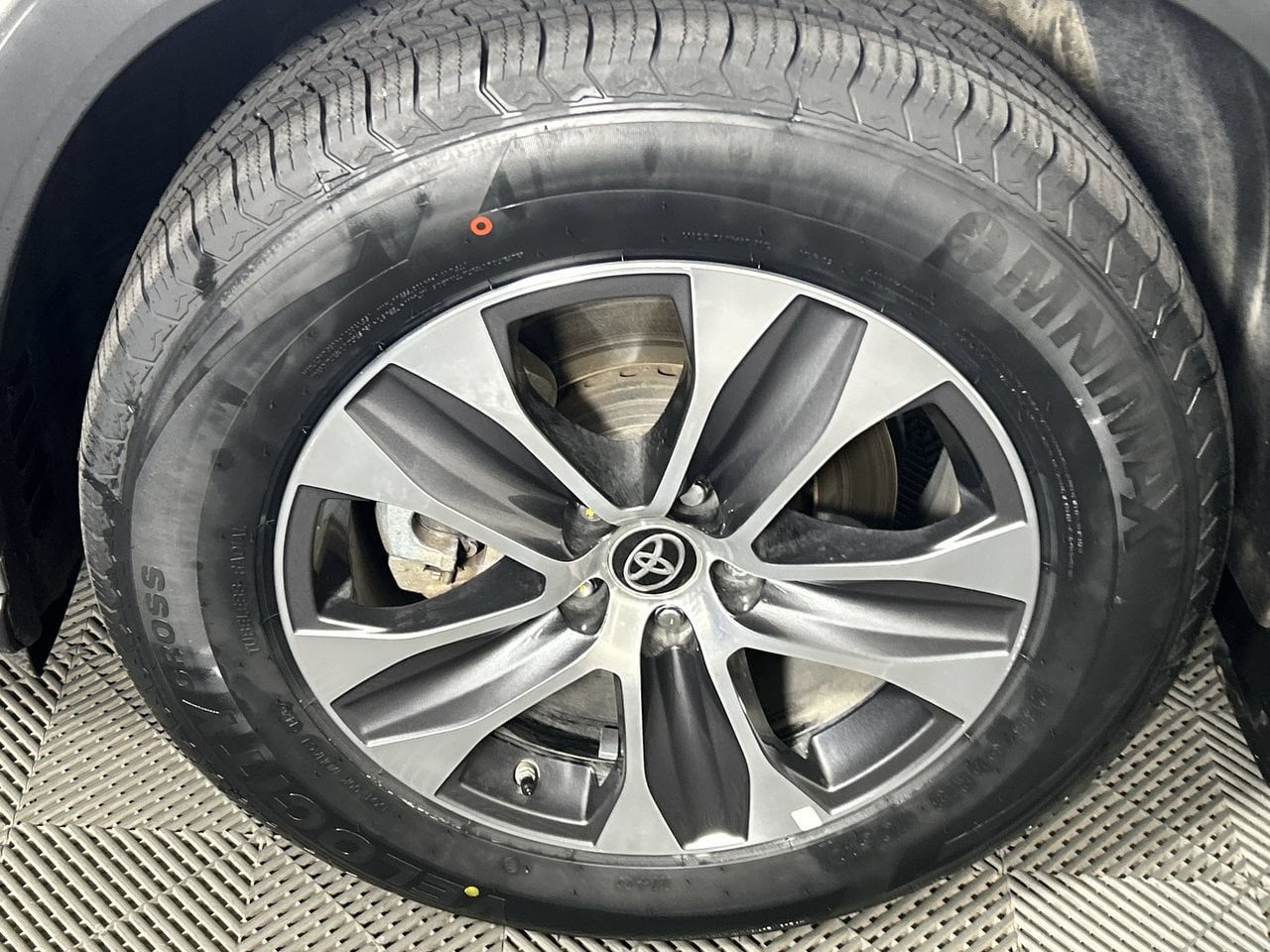 Used 2024 Toyota Highlander XLE FWD image 10