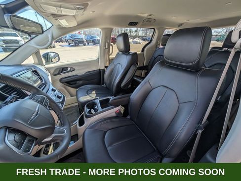 Used 2024 Chrysler Pacifica Touring-L image 13