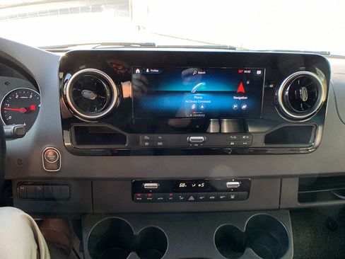 Used 2021 Mercedes-Benz Sprinter 2500 image 17
