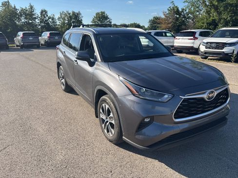 Used 2021 Toyota Highlander XLE FWD image 19