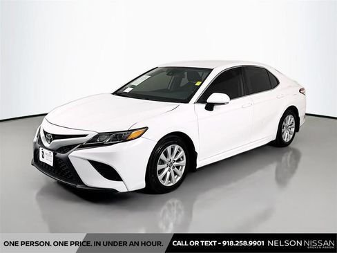 Used 2020 Toyota Camry SE FWD image 1