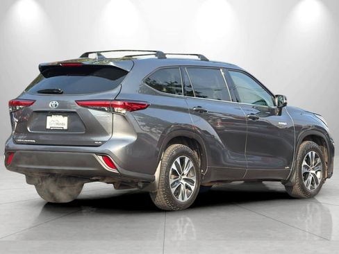 Used 2020 Toyota Highlander XLE AWD/4WD image 2