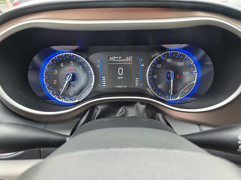 Used 2017 Chrysler Pacifica Touring-L FWD image 14