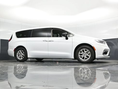 Used 2024 Chrysler Pacifica Touring-L FWD image 52