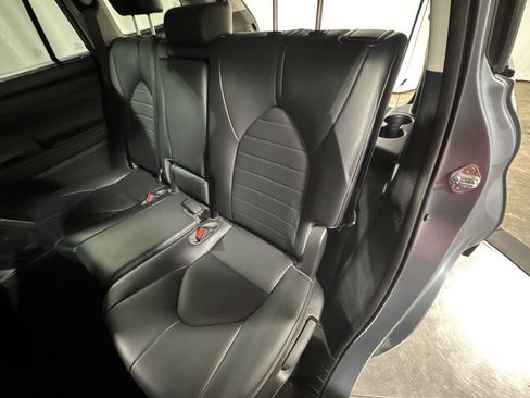 Used 2021 Toyota Highlander XLE image 29