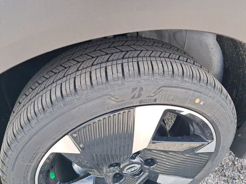 New 2025 Nissan Kicks SR image 29