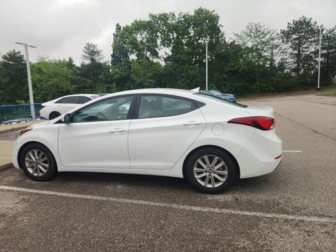 Used 2015 Hyundai Elantra SE w/ Option Group 02 FWD image 9