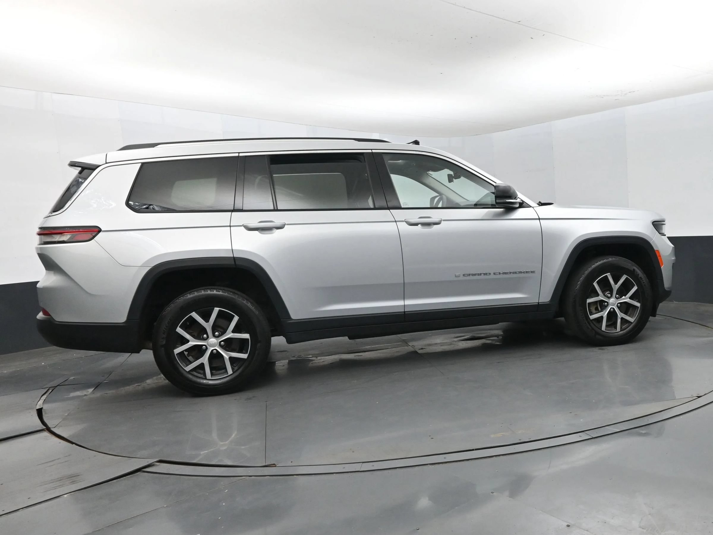 Used 2023 Jeep Grand Cherokee L Limited AWD/4WD image 4
