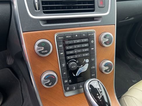 Used 2016 Volvo S60 T5 Inscription Platinum image 9