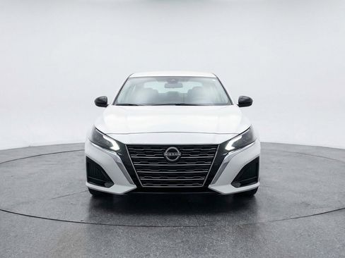 Used 2025 Nissan Altima 2.5 SV FWD image 2