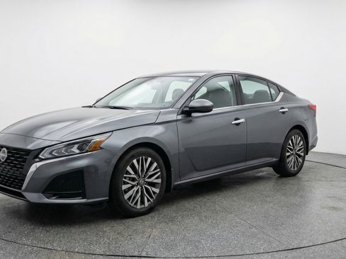 Used 2025 Nissan Altima 2.5 SV image 3
