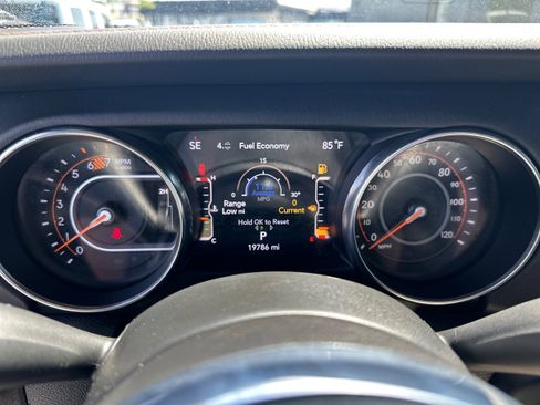Used 2023 Jeep Wrangler Unlimited Sahara AWD/4WD image 16