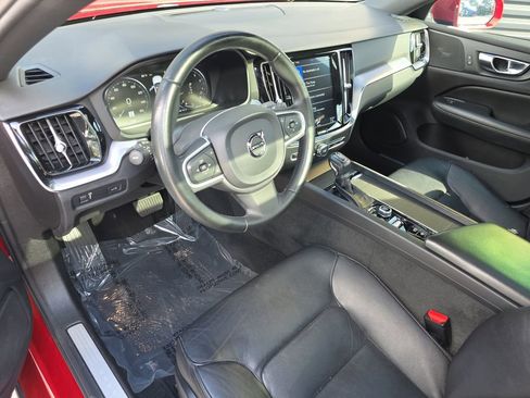 Used 2020 Volvo S60 T5 Momentum image 4