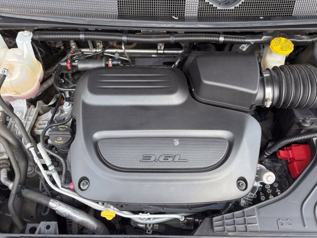 Used 2024 Chrysler Pacifica Touring-L FWD image 29