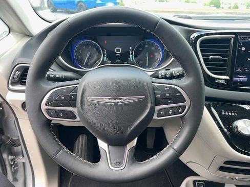 Used 2024 Chrysler Pacifica Touring-L FWD image 16
