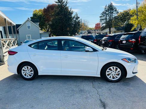 Used 2017 Hyundai Elantra SE image 2