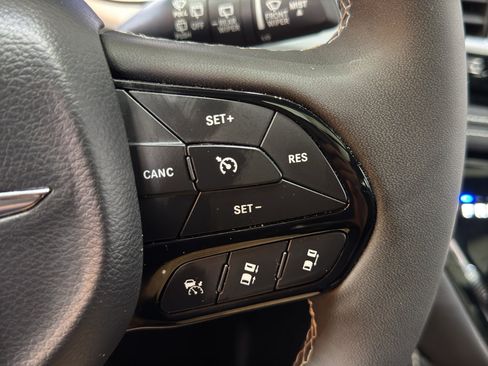 Used 2025 Chrysler Pacifica Limited FWD image 28