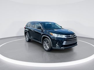 Used 2019 Toyota Highlander XLE FWD video 2