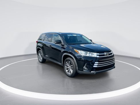 Used 2019 Toyota Highlander XLE FWD image 2