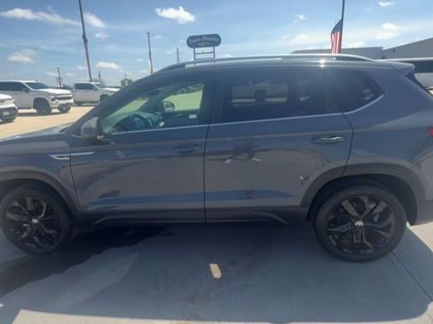Used 2023 Volkswagen Taos SE w/ Panoramic Sunroof Package FWD image 5