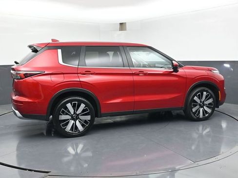 Used 2025 Mitsubishi Outlander SE FWD image 3