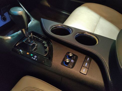 Used 2014 Toyota Avalon Limited image 26