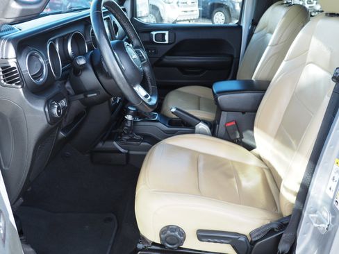 Used 2018 Jeep Wrangler Unlimited Sahara image 11