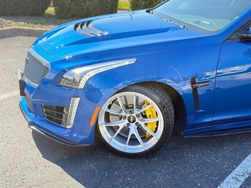 Used 2018 Cadillac CTS V w/ Luxury Package RWD image 4