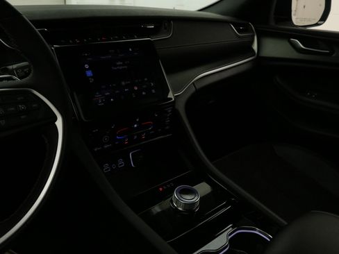 Used 2023 Jeep Grand Cherokee Altitude image 17