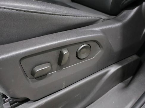 Used 2025 Chevrolet Suburban Z71 image 12