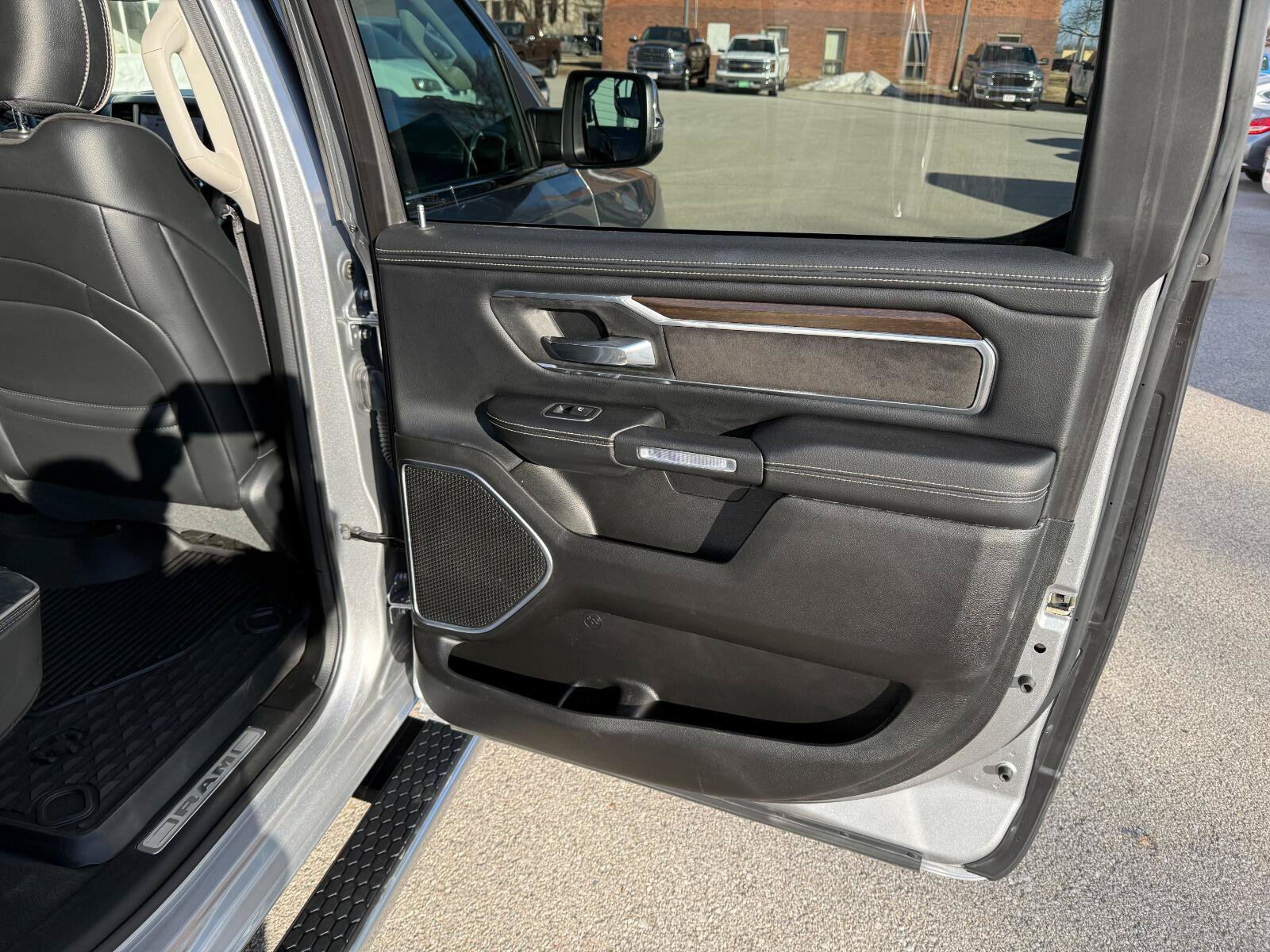 Used 2022 RAM 1500 Laramie AWD/4WD image 19
