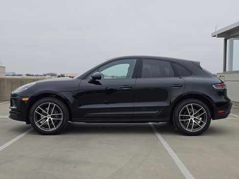 Certified 2025 Porsche Macan image 2