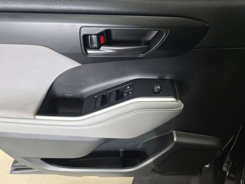 Used 2022 Toyota Highlander LE FWD image 12