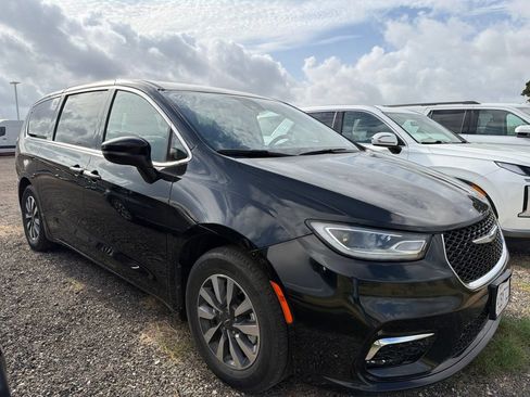 Used 2023 Chrysler Pacifica Touring-L FWD image 3