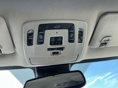 Used 2023 Toyota Sienna Limited image 31