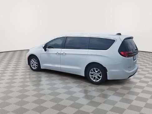 Used 2023 Chrysler Pacifica Touring-L FWD image 6