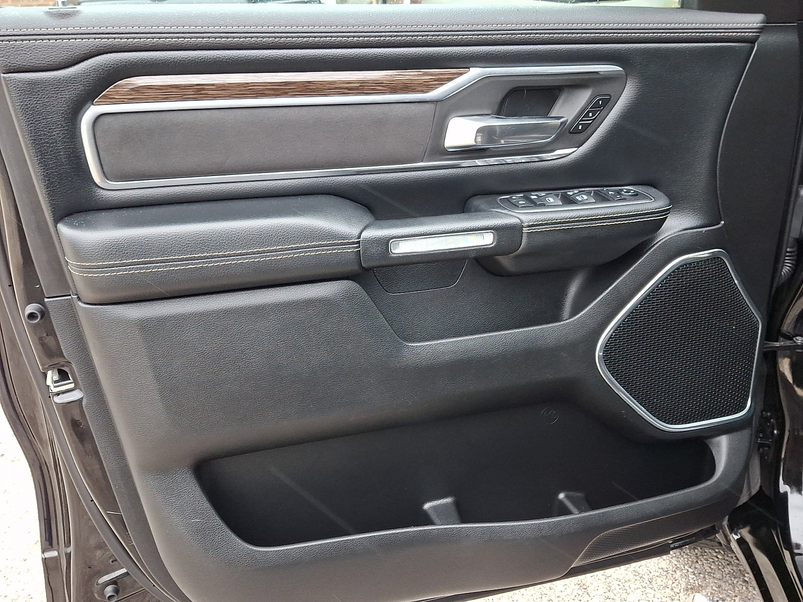 Used 2019 RAM 1500 Laramie AWD/4WD image 13