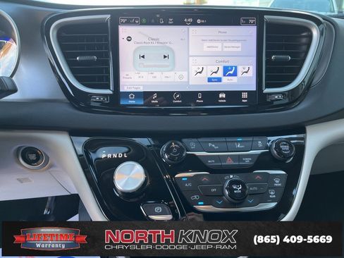 Used 2024 Chrysler Pacifica Touring-L image 9