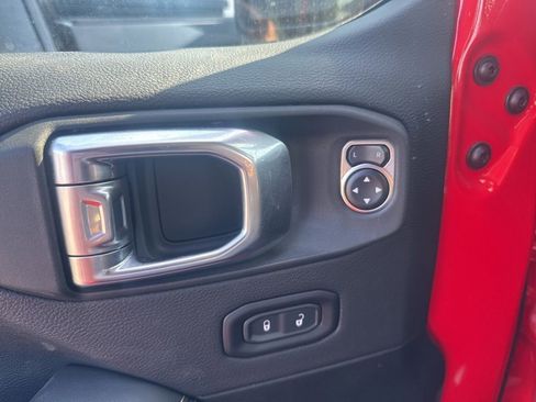 Used 2025 Jeep Wrangler Unlimited Sahara image 14