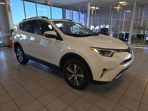 Used 2018 Toyota RAV4 XLE image 2
