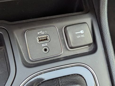 Used 2019 Jeep Cherokee Limited w/ Technology Group FWD image 32