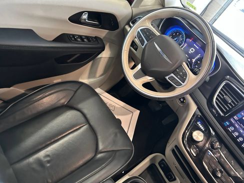 Used 2020 Chrysler Pacifica Limited FWD image 26
